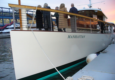 Motor yacht Manhattan bow